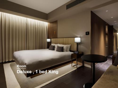 a hotel room with a bed and a table at Mitsui Garden Hotel Roppongi Tokyo Premier in Tokyo