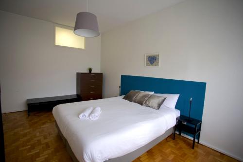 Downtown 3 Bedroom with Balcony - Quiet Street - Family Friendly - Groups