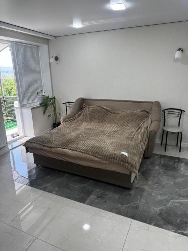 a bedroom with a bed in a room at Apartament Soroca in Soroca