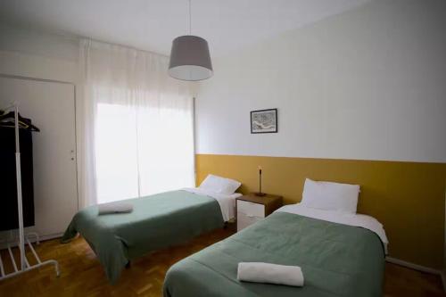 Downtown 3 Bedroom with Balcony - Quiet Street - Family Friendly - Groups