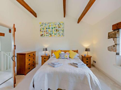 a bedroom with a bed with two night stands and two lamps at 2 Bed in Lancaster oc-91411 in Clapham