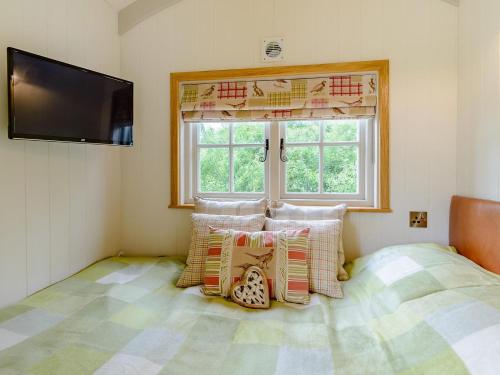 a bedroom with a bed and a flat screen tv at 1 Bed in Aylesbury oc-76403 in Ludgershall