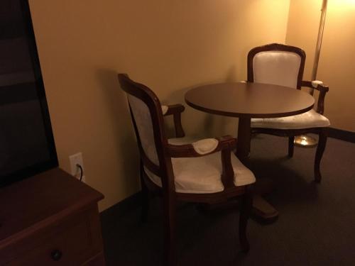 a room with a table and two chairs and a table and a table at Motel Cofotel in Saint-Siméon