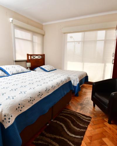 a bedroom with two beds and a window at Hotel Vista Hermosa 17 in Viña del Mar