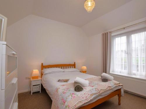 a bedroom with a bed with two towels on it at 2 Bed in Freshwater oc-91606 in Freshwater