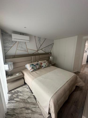 a bedroom with a large bed in a room at Apartamento B T4 Pombal in Pombal