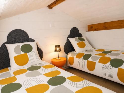 a bedroom with two beds and a lamp at Gîtes Hydra Charme et Nature proche Honfleur en Normandie in Conteville