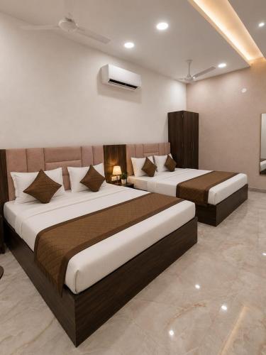 two beds in a hotel room with two beds at Hotel KR Near Golden Temple in Amritsar