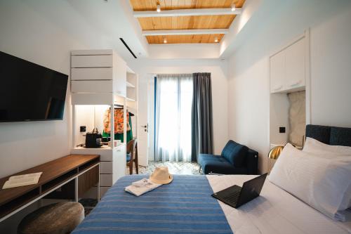 Llit o llits en una habitació de Skyron Hotel