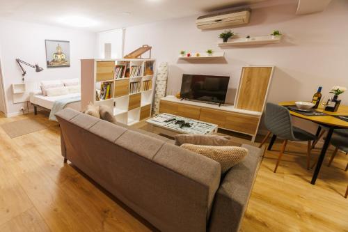 a living room with a couch and a table at Apartamento en Villamediana-Logroño tranquilo y bien equipado in Villamediana de Iregua