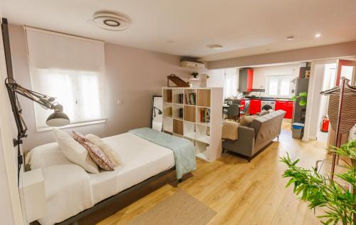 a bedroom with a bed and a living room at Apartamento en Villamediana-Logroño tranquilo y bien equipado in Villamediana de Iregua