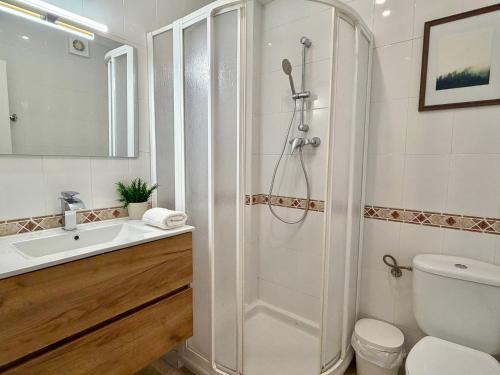 Sunlight Apartment - Apartamento soleado con balcón y piscina en el centro de Nerja