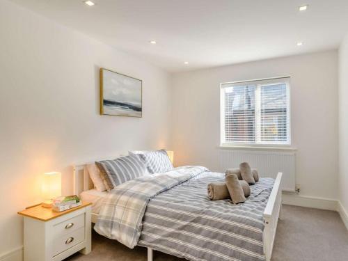 a bedroom with a bed with a teddy bear on it at 2 Bed in Lyndhurst oc-82132 in Lyndhurst