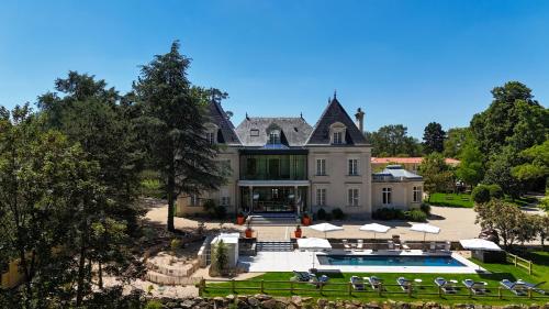 an aerial view of a mansion with a swimming pool at Château du Portereau in Vertou