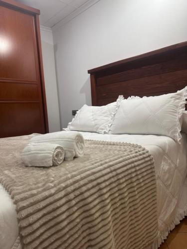 a bed with two towels on top of it at Casa Carmen I in Montoro