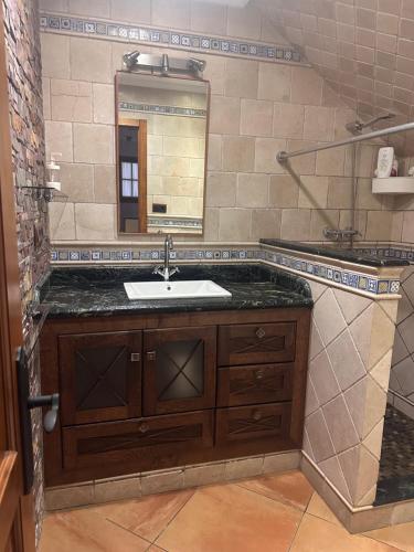 a bathroom with a sink and a mirror at Casa Carmen I in Montoro