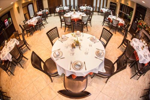Ein Restaurant oder anderes Speiselokal in der Unterkunft Hotel Campo Largo Comfort 