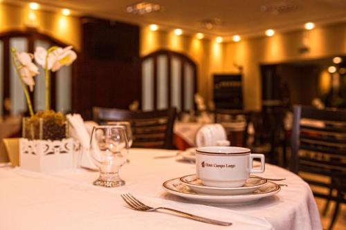 Ein Restaurant oder anderes Speiselokal in der Unterkunft Hotel Campo Largo Comfort 