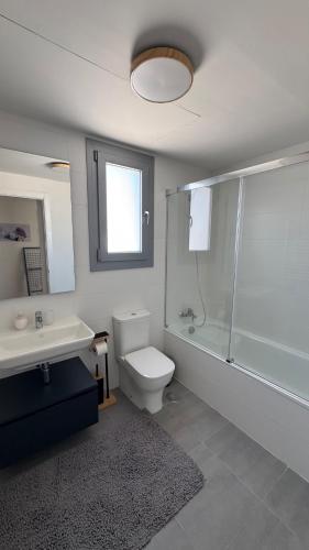 4-Bedroom Penthouse with Sea View, Pool, and Fitness Area
