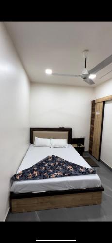 a bedroom with a bed in a room at LA Montee in Jāmb