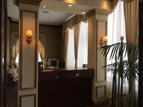 a mirror in a room with a desk in a room at Motel Cofotel in Saint-Siméon