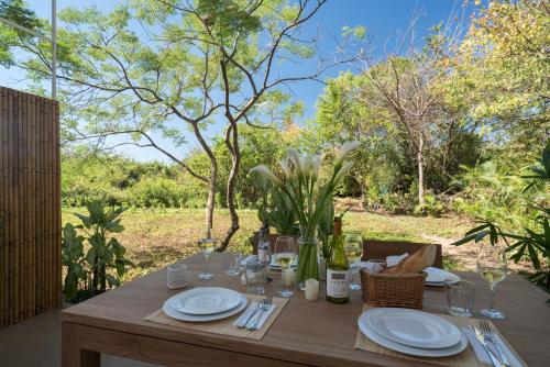 Jardín al aire libre en Moana Surf Resort