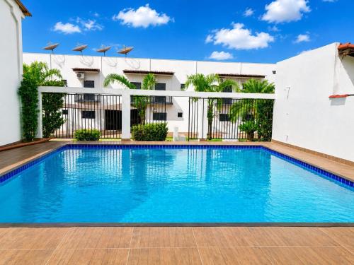 a swimming pool in front of a building at Hotel Boa Viagem in Barra do Garças