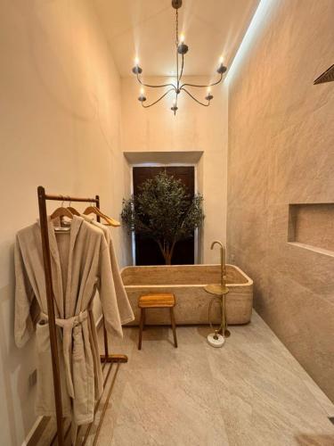 ein Badezimmer mit Badewanne und Waschbecken in der Unterkunft Gran Faena in Aguascalientes