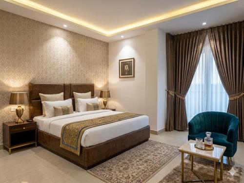 ein Schlafzimmer mit einem großen Bett und einem blauen Stuhl in der Unterkunft Hotel Platinum Grand Near IGI Airport Delhi in Neu-Delhi
