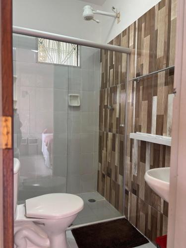 a bathroom with a toilet and a sink and a shower at Pousada Vôo da Águia in Itacaré