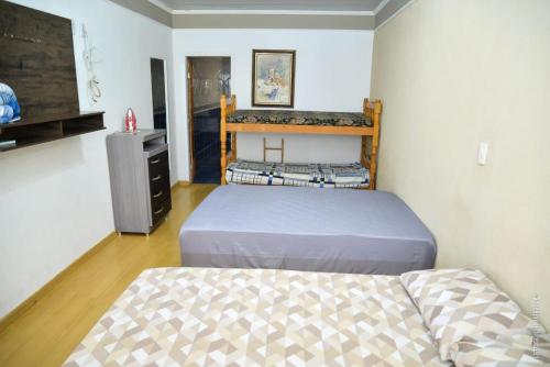 a bedroom with two beds in a room at Casa Completa em Socorro SP - Com Piscina, Churrasqueira e Roupa de Cama in Socorro