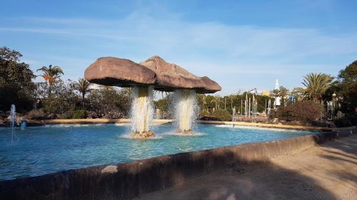 une fontaine au milieu d'une piscine dans l'établissement Apartement à La Mata, à Torrevieja