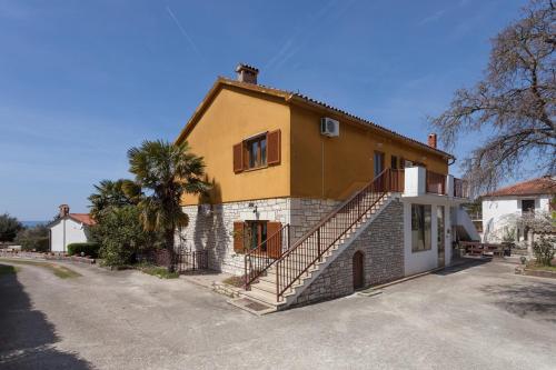Unit 2 - Sea View 2-Bedroom Apartment with Free Parking