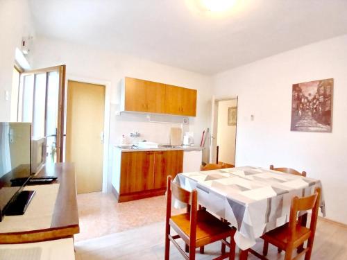 Unit 2 - Sea View 2-Bedroom Apartment with Free Parking