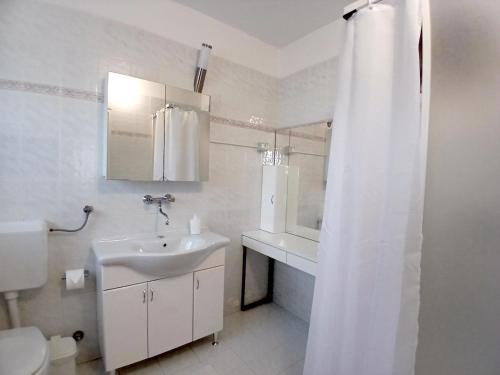 Unit 2 - Sea View 2-Bedroom Apartment with Free Parking
