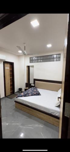 a bedroom with a large bed in a room at LA Montee in Jāmb