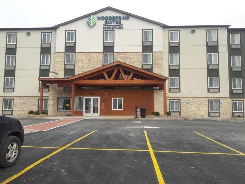 a front view of a hotel with a parking lot at Extended Stay America Select Suites - Pittsburgh - Cranberry in Unionville