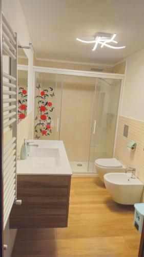 a bathroom with a sink and a tub and a toilet at Casa Bella Vista in La Spezia