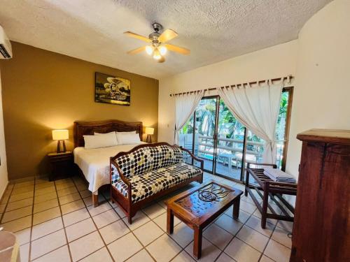 Llit o llits en una habitació de Hotel Palmeras