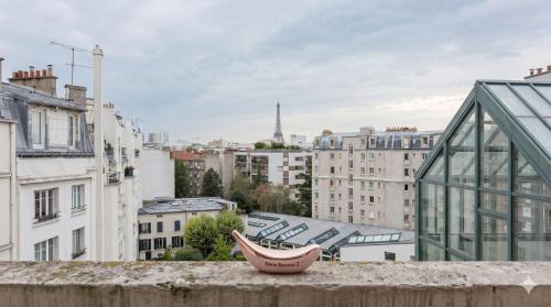 Charming Studio with Eiffel Tower Views in Pariss 15th