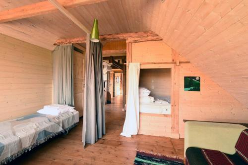 a room with two beds in a cabin at Saunaga suur puhkemaja Uneallikal, Harjumaal, kuni 11 inimest in Pae