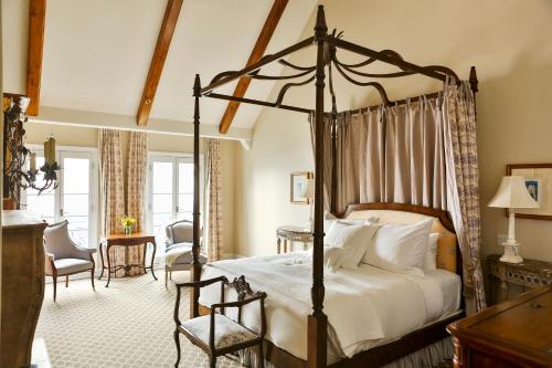 um quarto com uma cama de dossel e uma secretária em Hotel Les Mars em Healdsburg