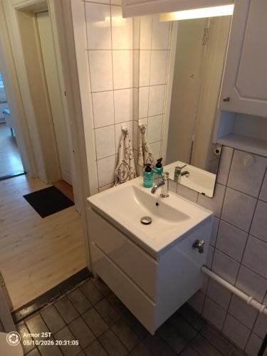 a bathroom with a sink and a mirror at Sentrumsnær leilighet in Trondheim