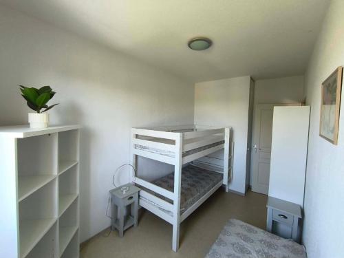 a room with a white bunk bed in a room at Maison Les Demeures du Ventoux in Aubignan