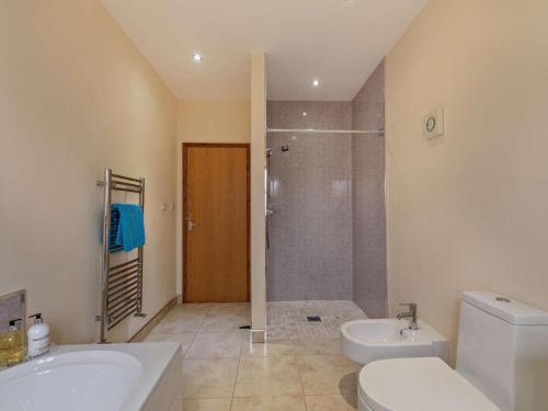 a bathroom with a toilet and a sink and a shower at 2 Bed in Bishop Auckland oc-94321 in Wolsingham