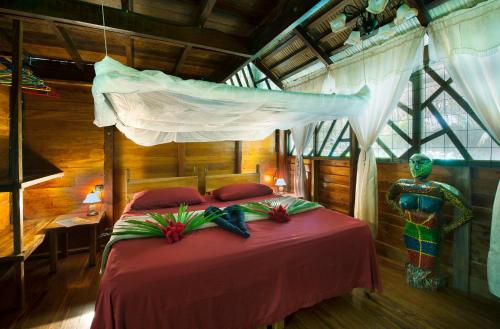 Кровать или кровати в номере Congo Bongo EcoVillage Costa Rica