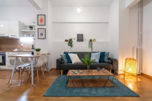 Modern 2BD apt in Athens , 3-min metro