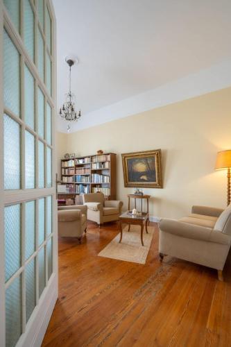 1930's neoclassical apt in the heart of Athens