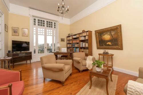 1930's neoclassical apt in the heart of Athens