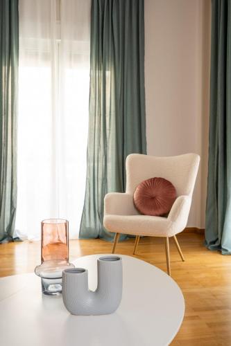 Athenian Classy 2BD Apt next to Metro Panepistimio